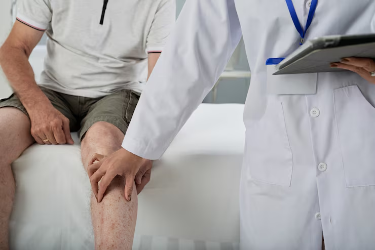 Cracking Knees Every Time You Move? Here&rsquo;s What It Could Mean | Dr. Sumitz Clinic